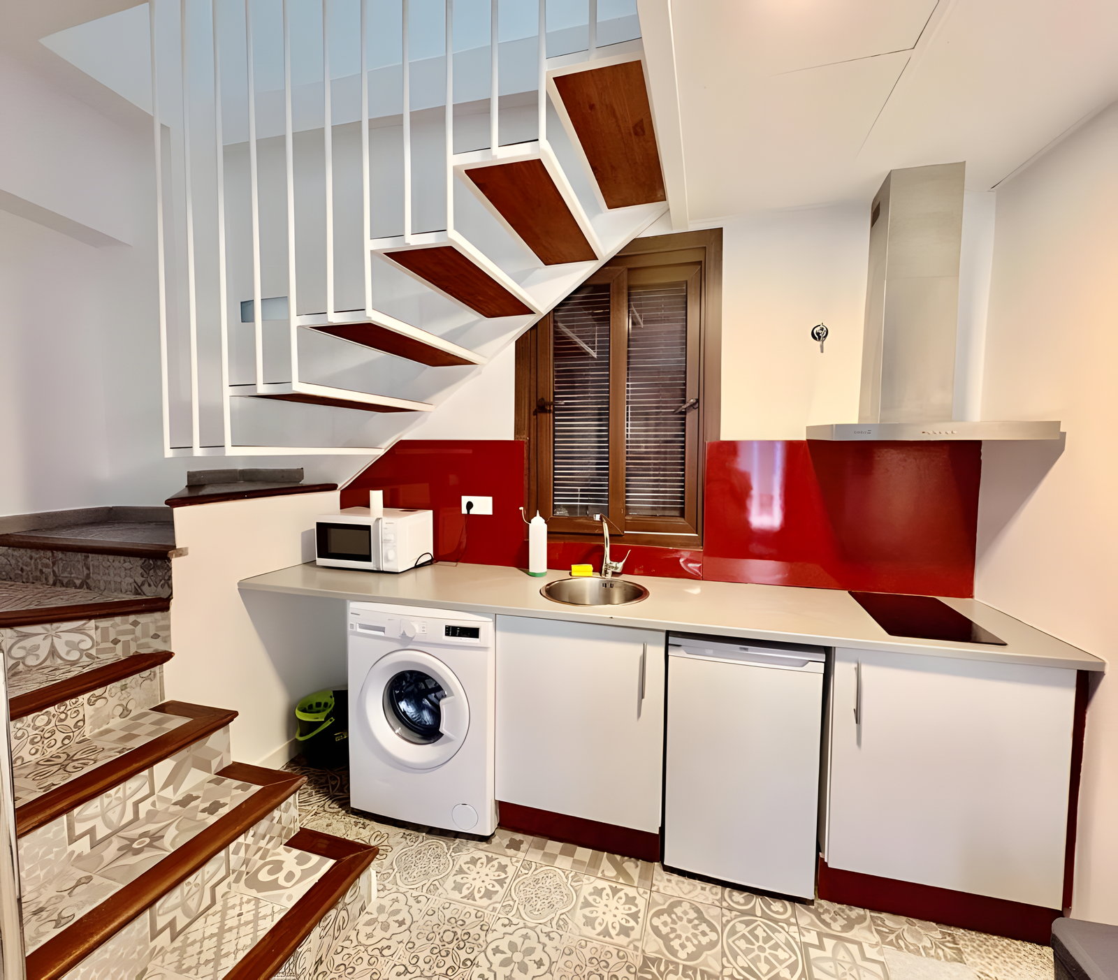 Escalera y cocina